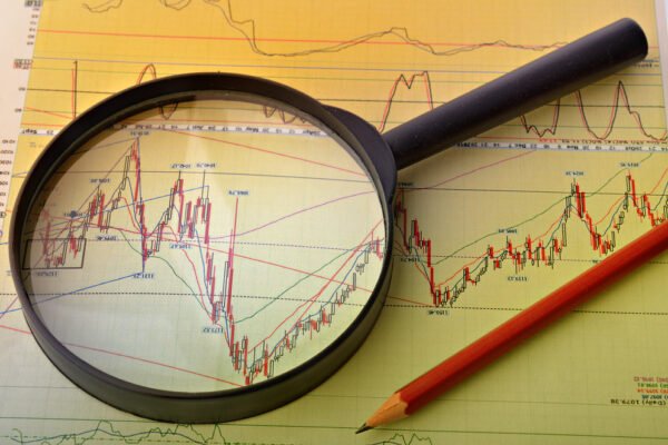 Cómo comparar acciones: Consejos para comparar sectores e industrias